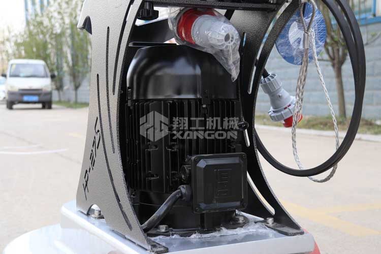 拋光機是為了讓地面表面有光澤，需要先研磨后才可以?huà)伖?。拋光分為粗拋和精拋，這時(shí)候可以使用拋光機，配合拋光墊，提高地面的光澤度。高速地坪拋光機讓你輕松完成地坪拋光工作，提高地坪亮度。