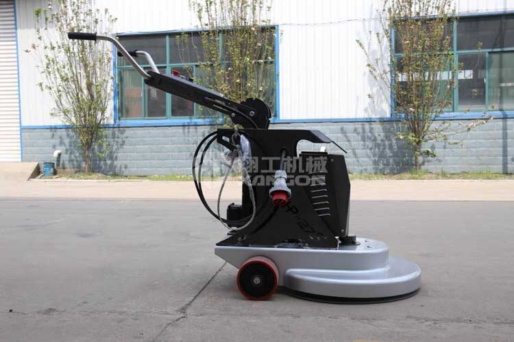 拋光機是為了讓地面表面有光澤，需要先研磨后才可以?huà)伖?。拋光分為粗拋和精拋，這時(shí)候可以使用拋光機，配合拋光墊，提高地面的光澤度。高速地坪拋光機讓你輕松完成地坪拋光工作，提高地坪亮度。