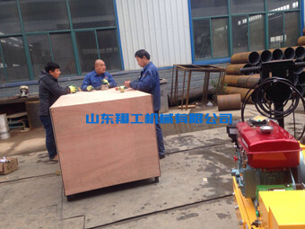 山東翔工機械小型壓路機發(fā)貨現場(chǎng)忙！