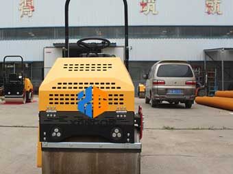 座駕壓路機“身材小，能量大”