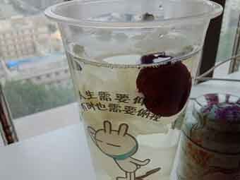 炎炎夏日到來(lái)，一杯銀耳紅棗美如詩(shī)！